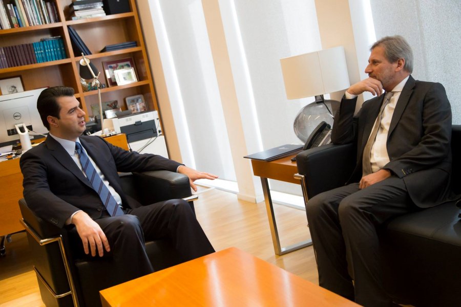 Johannes Hahn shkon te Basha, ja çfarë u diskutua në takimin që zgjati 2 orë