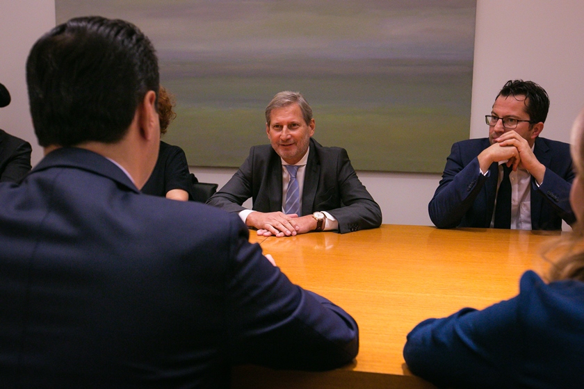 FOTO/ Ja detajet e takimit të Lulzim Bashës me komisionerin Hahn