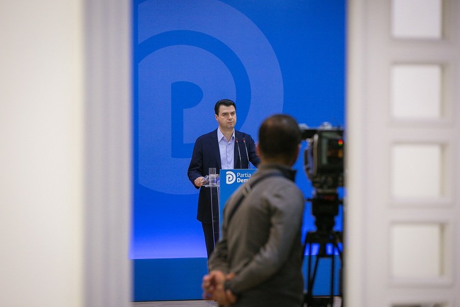 AKUZA/ Edi Rama është i gatshëm të zhvishet lakuriq për të mbrojtur Tahirin