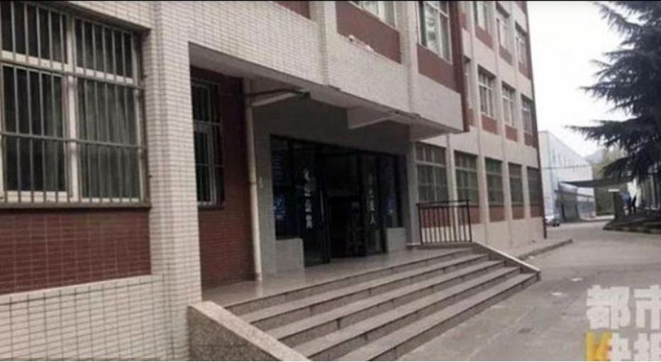 FOTO/ Studentja lind fëmijën dhe e hedh nga dritarja e konviktit