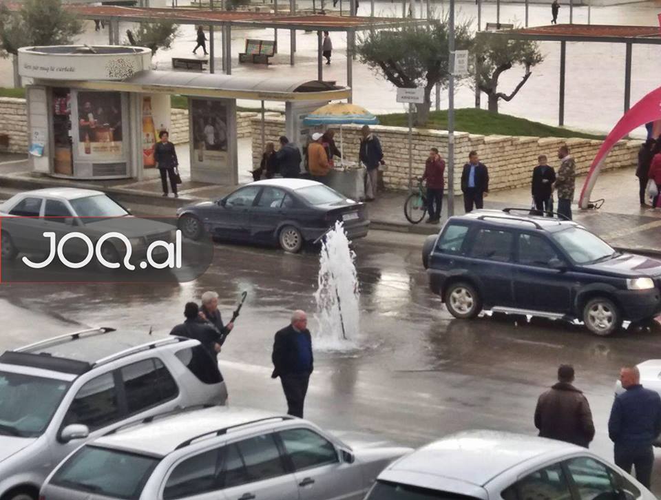 VIDEO/ Rruga kryesore e Beratit kthehet në “shatërvan”, shpërthen tubi kryesor i ujit të pijshëm