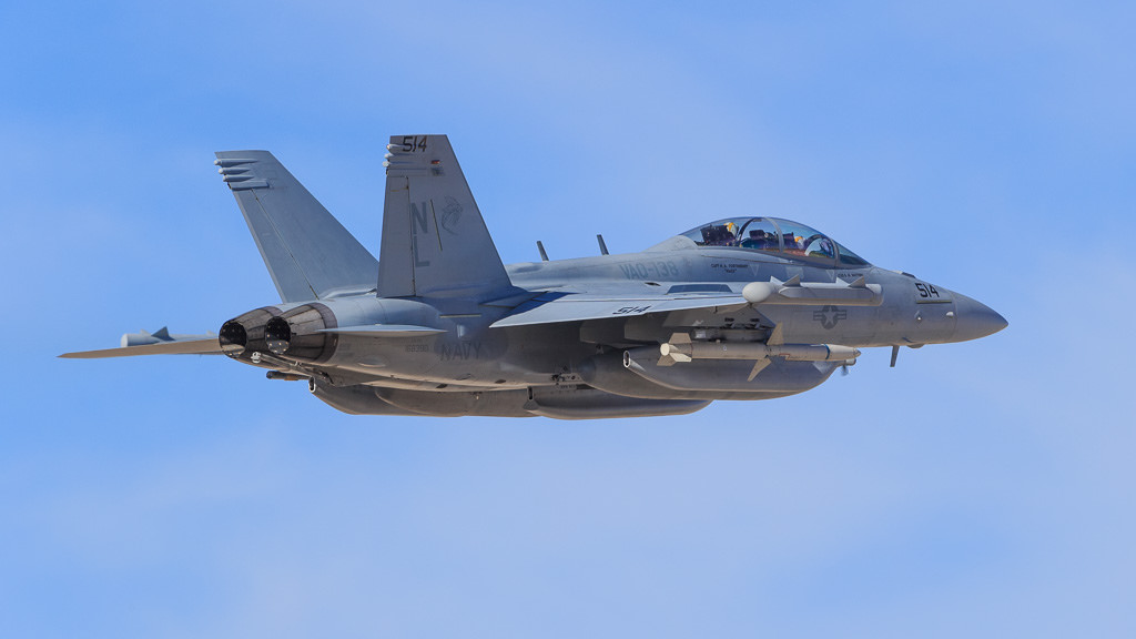 FOTO SKANDAL/ Piloti vizaton një penis “gjigant” në qiell me avionin e tij ushtarak