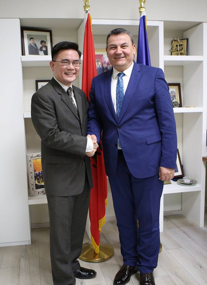 FOTOGALERI/ Kreu i Policisë së Shtetit, Haki Çako pret në zyrë dy agjentët e FBI