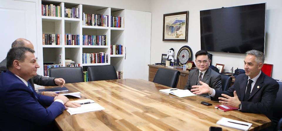 FOTOGALERI/ Kreu i Policisë së Shtetit, Haki Çako pret në zyrë dy agjentët e FBI