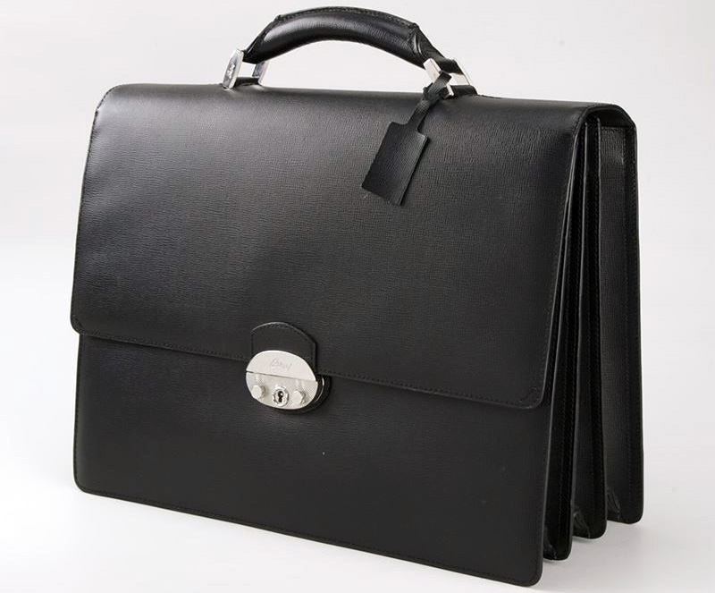 Gruaja humbet çantën, nxjerr njoftim: 30 000 euro kush ma sjell