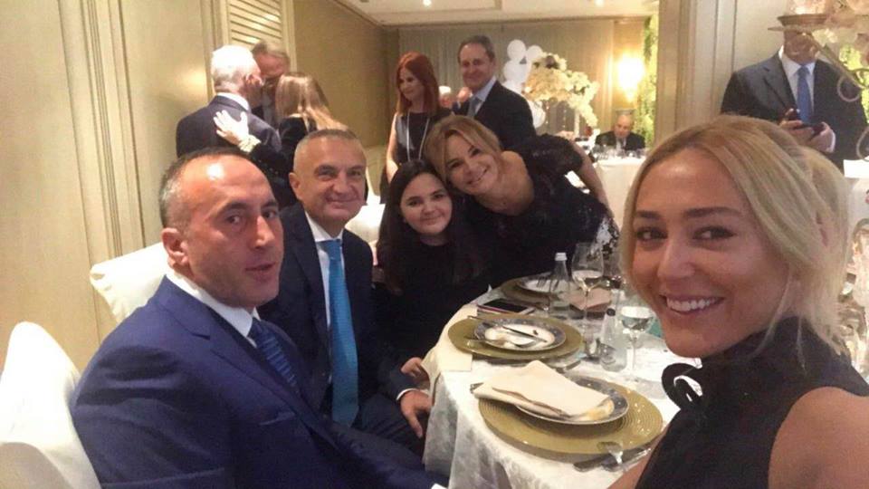 FOTO LAJM/ Çifti Meta e çifti Haradinaj bashkë në një dasmë në Prishtinë