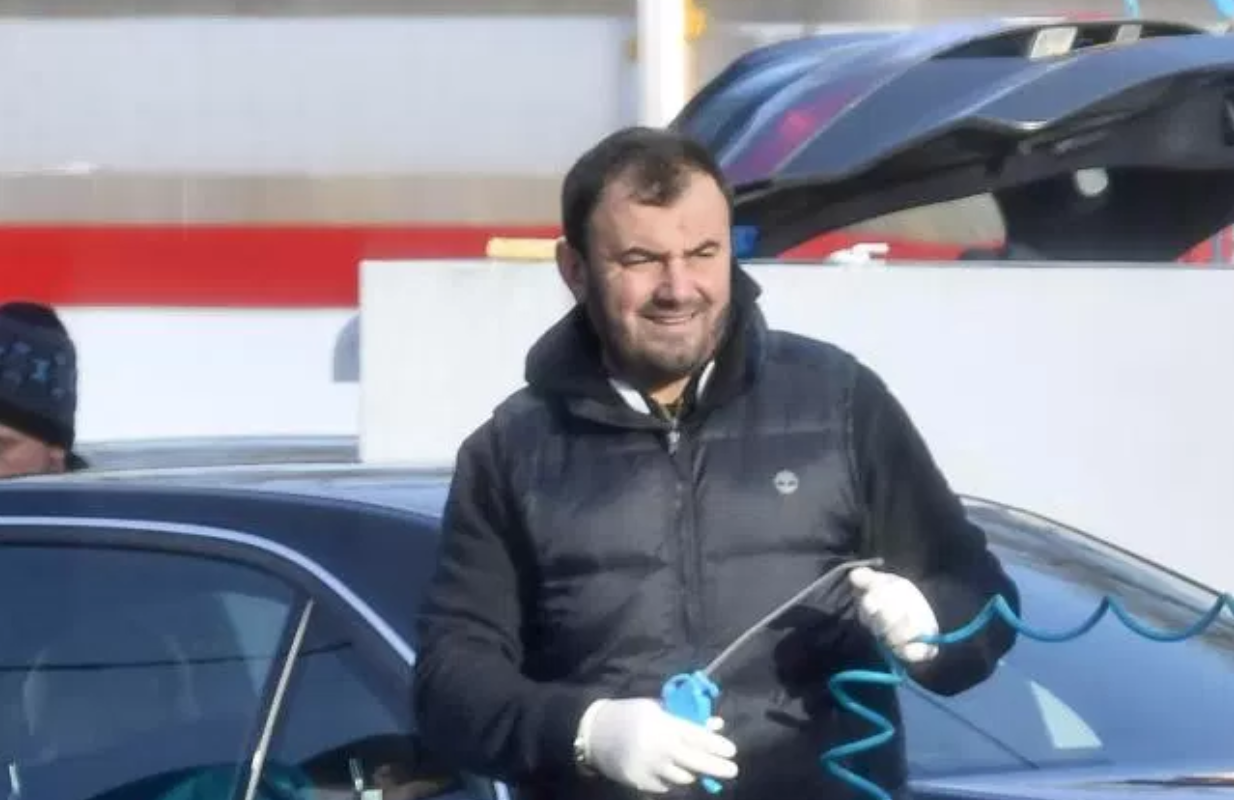 FOTO/ The Sun: Vrasësi shqiptar qarkullon i lirë në Angli dhe fiton 40 mijë stërlina në vit