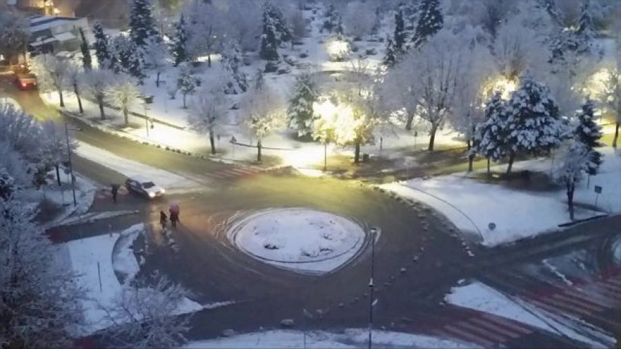 FOTO/ Bie dëbora e parë për 2017, zbardhen disa zona të Shqipërisë