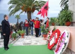 VIDEOLAJM/ Ish-kryeministri Sali Berisha uron shqiptarët për 105 vjetorin e Pavarësisë