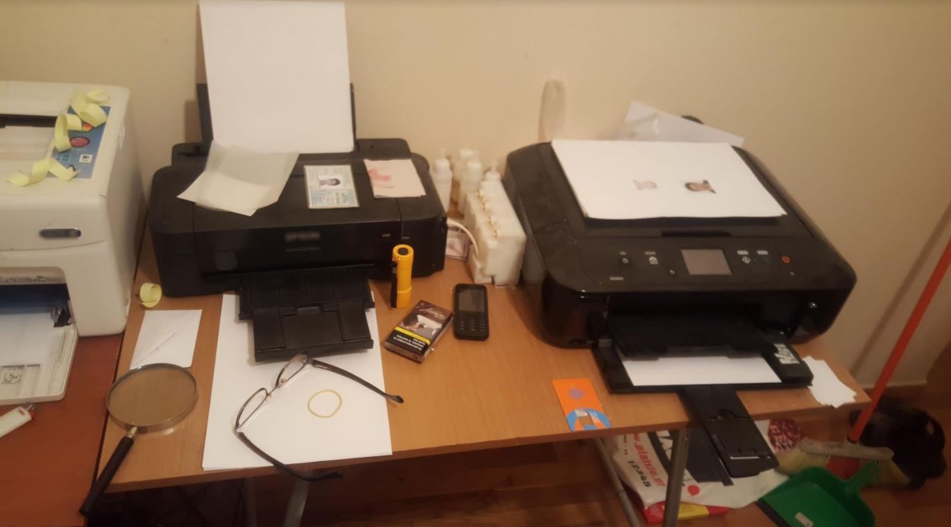 DETAJE & FOTO GALERI/ Greqi, shkatërrimi i rrjetit të falsifikatorëve, në pikëpyetje fati i shqiptarëve në Britani