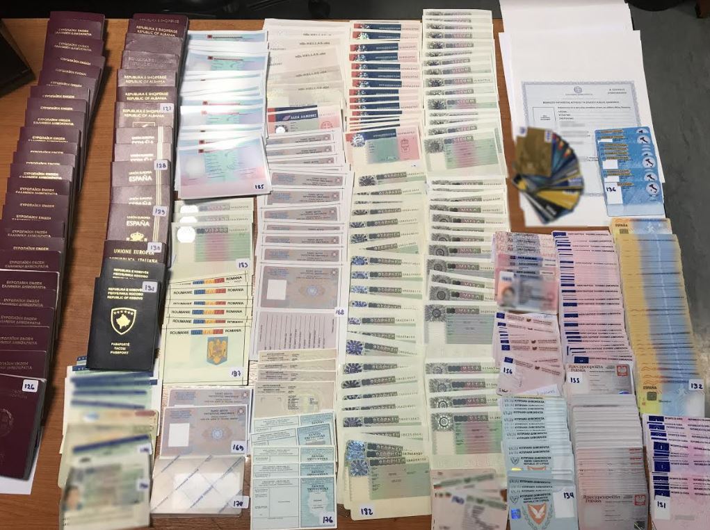 DETAJE & FOTO GALERI/ Greqi, shkatërrimi i rrjetit të falsifikatorëve, në pikëpyetje fati i shqiptarëve në Britani