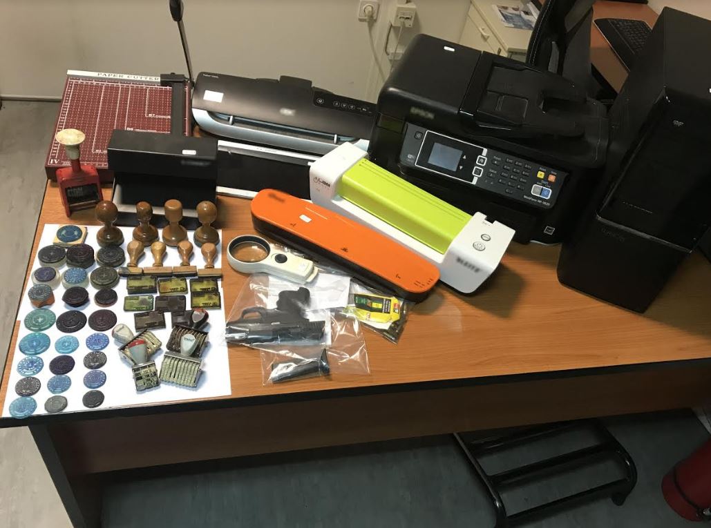 DETAJE & FOTO GALERI/ Greqi, shkatërrimi i rrjetit të falsifikatorëve, në pikëpyetje fati i shqiptarëve në Britani