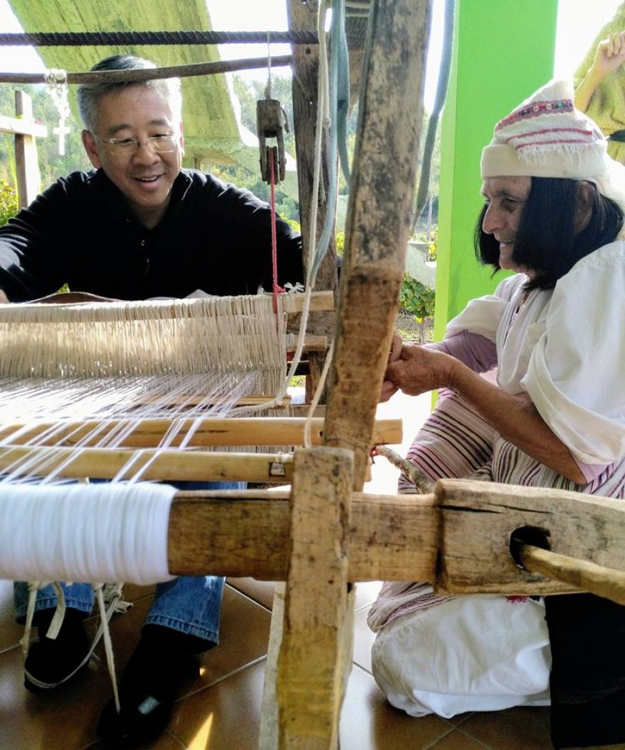 FOTO GALERI/ Donald Lu në Lezhë mëson traditën e endjes në vegjë