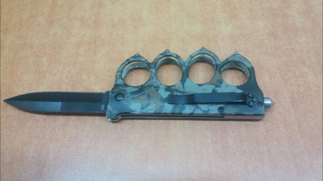 FOTO/ Shkollat shqiptare të pasigurta, ja çfarë mbajnë gjimnazistët me vete