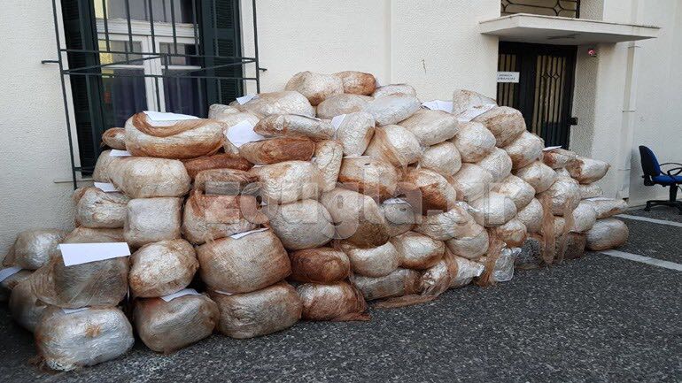 FOTO GALERI/ Hashashi shqiptar “pushton” komisariatin, ja pamjet e tonelatave me drogë dhe gomones së nisur nga Himara