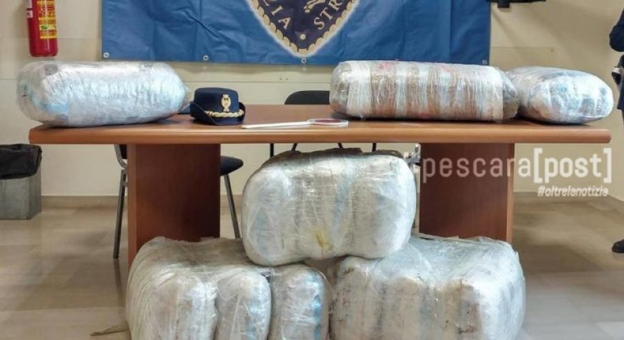 FOTO GALERI/ Shqiptari në Pescara kapet me700 mijë euro drogë në makinë