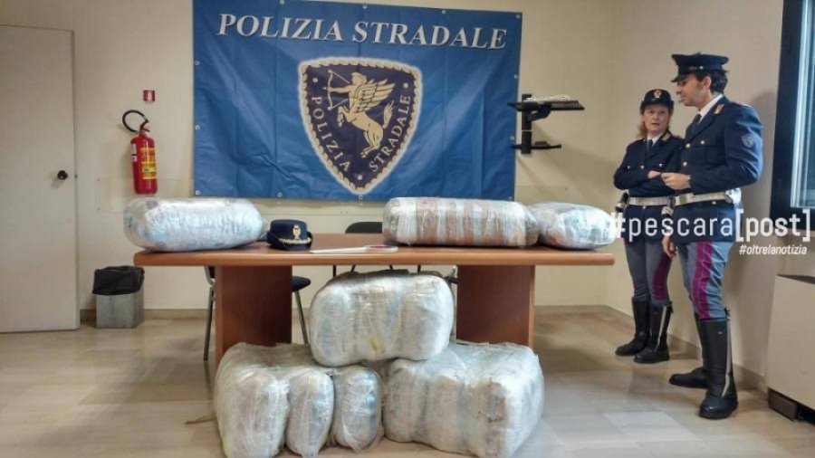 FOTO GALERI/ Shqiptari në Pescara kapet me700 mijë euro drogë në makinë