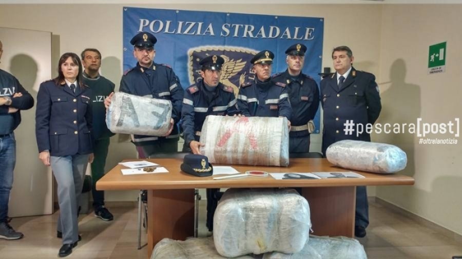 FOTO GALERI/ Shqiptari në Pescara kapet me700 mijë euro drogë në makinë