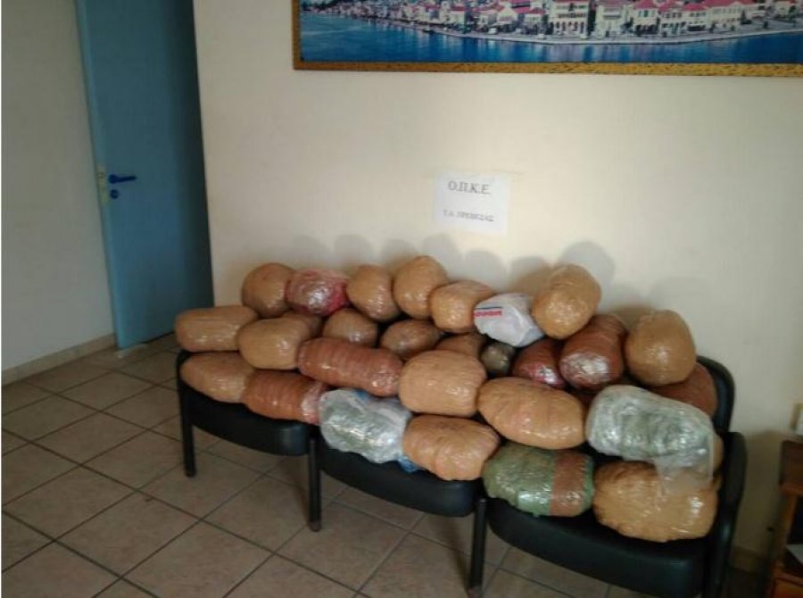 FOTO/ Bien në pranga 8 shqiptarë që shisnin drogë në shkollat greke