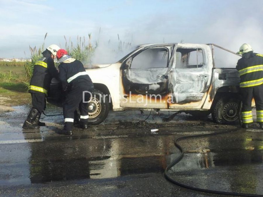 FOTO/ Durrës, asnjë i lënduar në shpërthimin e makinës së kompanisë telefonike