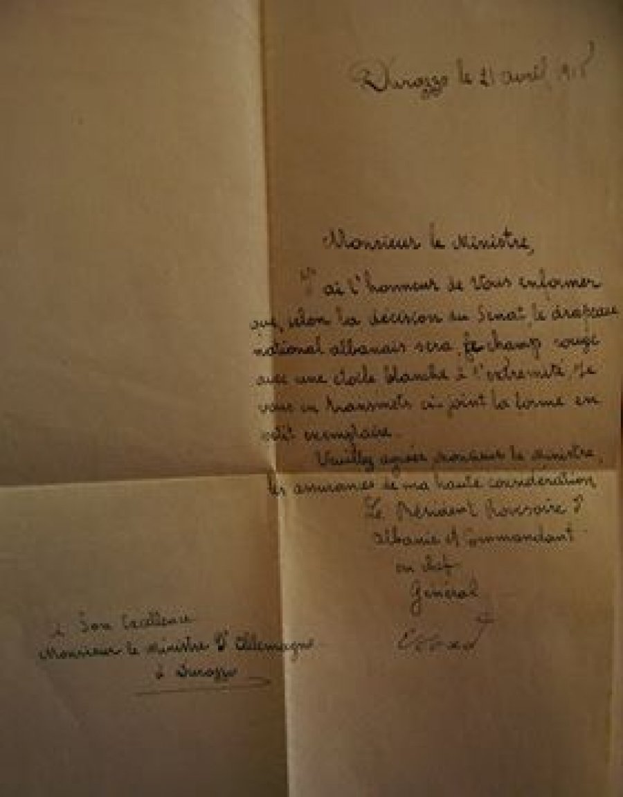 FOTO/ Zbulohet flamuri i propozuar nga Esat Pashë Toptani që mund të zëvendësonte flamurin e kuq me shqiponjë në 1915, ja si duket…