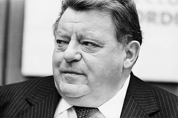 Ilir Meta dekoron Shtrausin, erdhi ne Shqiperi te thyente Ramiz Aline