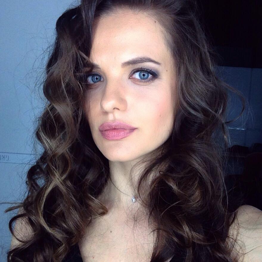 FOTO/Ushtria ruse ka të bëjë me këtë gazetare të bukur