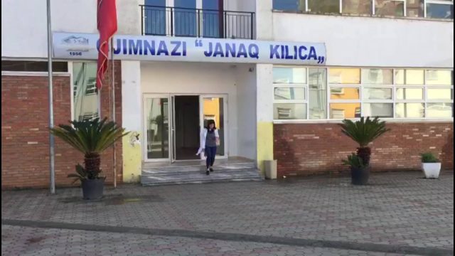 FOTO/ Shkollat shqiptare të pasigurta, ja çfarë mbajnë gjimnazistët me vete