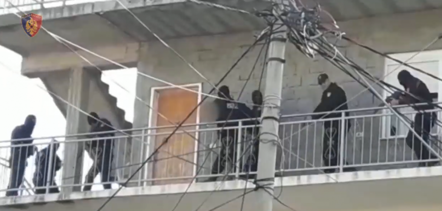 VIDEO/ Arrestohet autori i grabitjes së supermarketit në Vlorë, policia i gjen kanabis në banesë