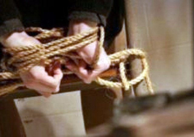 DETAJE/ Durrës, maskat lidhin këmbë e duar çiftin e moshuar dhe iu grabisin kursimet