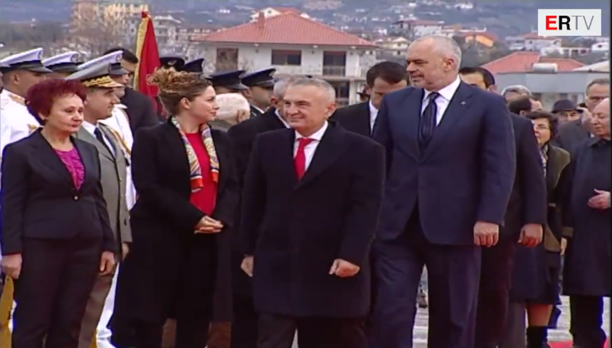 VIDEO-FOTO/ Përvjetori i 73-të i Çlirimit, Krerët e Shtetit zhvillojnë homazhe në Varrezat e Dëshmorëve