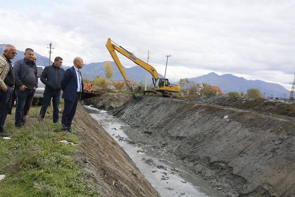 FOTO/ Kamëz, bashkia nis pastrimin e kolektorit të Valiasit, të lënë në harresë prej 28 vitesh