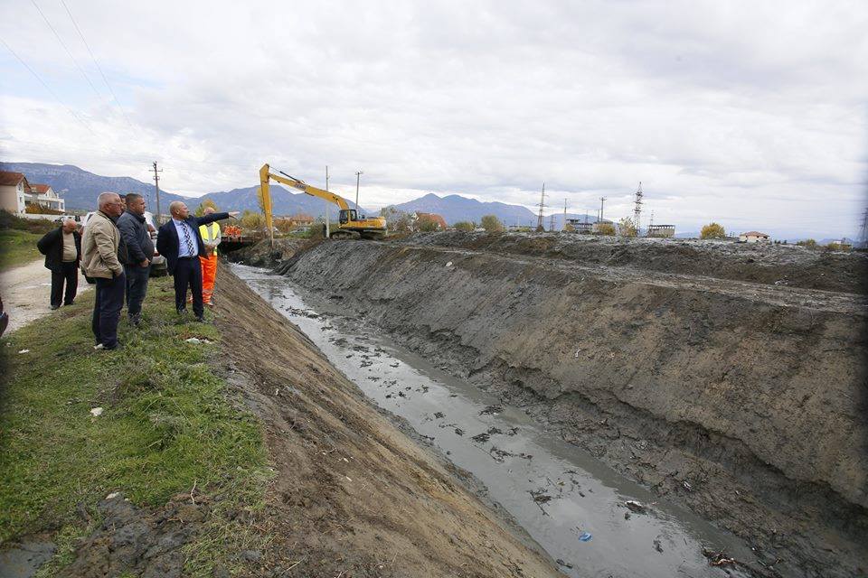 FOTO/ Kamëz, bashkia nis pastrimin e kolektorit të Valiasit, të lënë në harresë prej 28 vitesh
