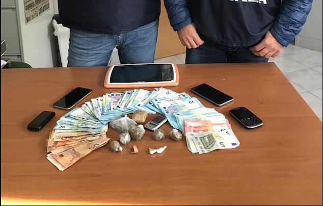 Itali, qentë zbulojnë ku fshihte kokainën jashtë shtëpisë i riu shqiptar