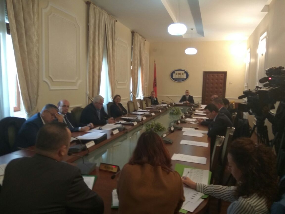 KOMISIONI I LIGJEVE/ Tension dhe debat, Halimi-Manjës: Je kamikaz për Ramën