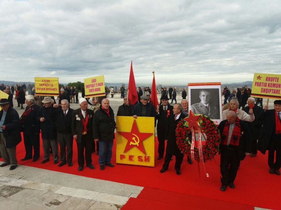 FOTO GALERI/ Enver Hoxha shfaqet te “Varrezat e Dëshmorëve”, komunistët kryejnë homazhe me parulla dhe foto të diktatorit