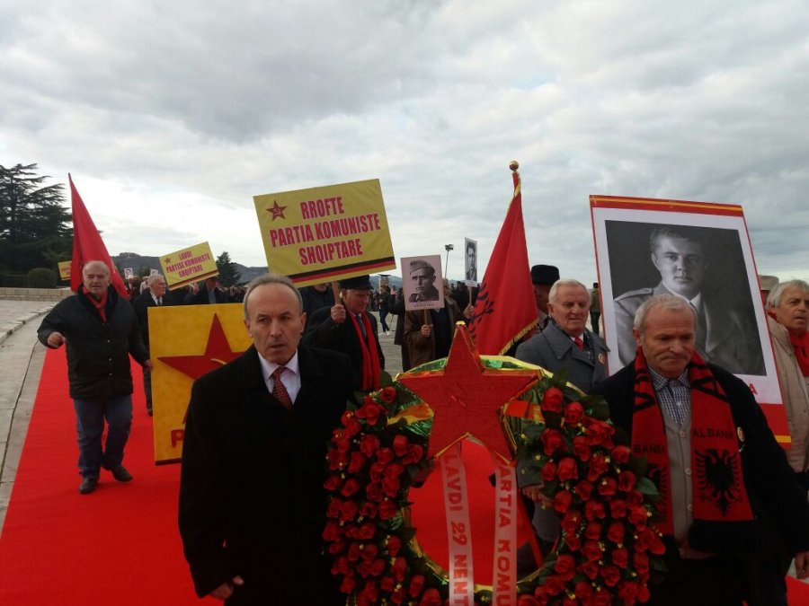 FOTO GALERI/ Enver Hoxha shfaqet te “Varrezat e Dëshmorëve”, komunistët kryejnë homazhe me parulla dhe foto të diktatorit