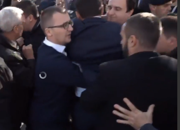 FOTO GALERI/ Policia e Kosovës arreston ish-liderin e Vetëvendosje Albin Kurti teksa hynte në Kuvend