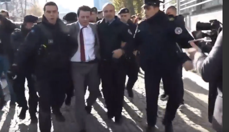 FOTO GALERI/ Policia e Kosovës arreston ish-liderin e Vetëvendosje Albin Kurti teksa hynte në Kuvend