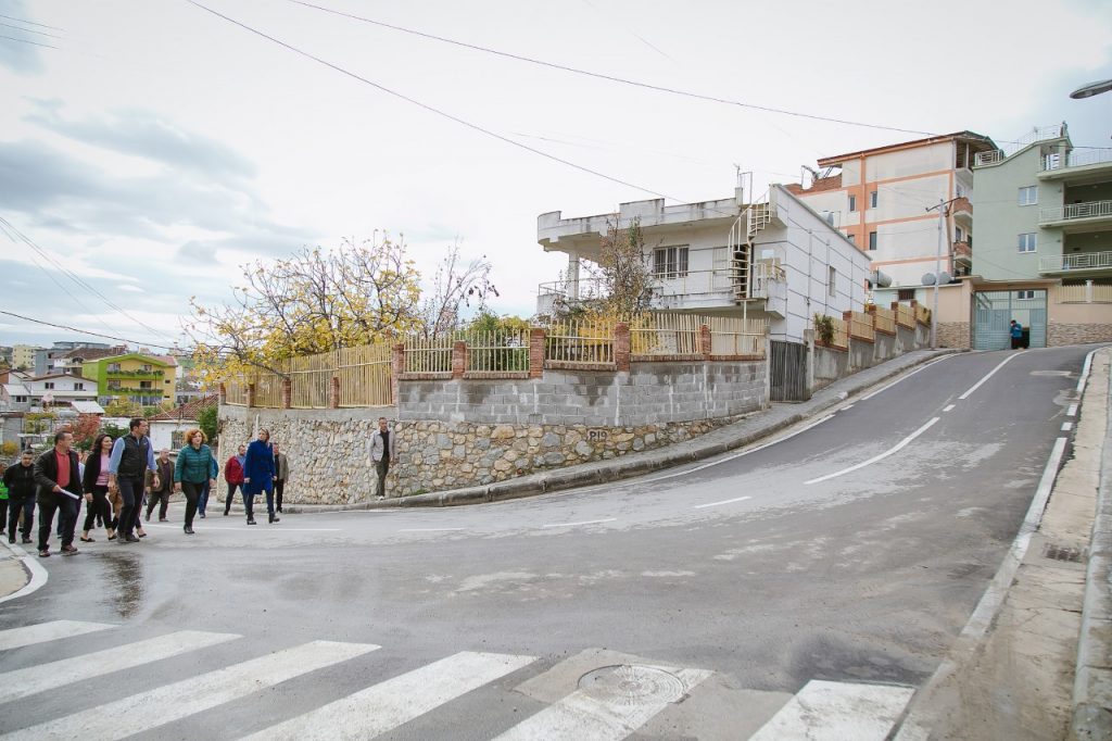FOTO GALERI/ Shembja e 150 banesave, banorët e  Shkozës injorojnë dhe braktisin vizitën e Eriont Veliaj dhe Elona Gjebreas