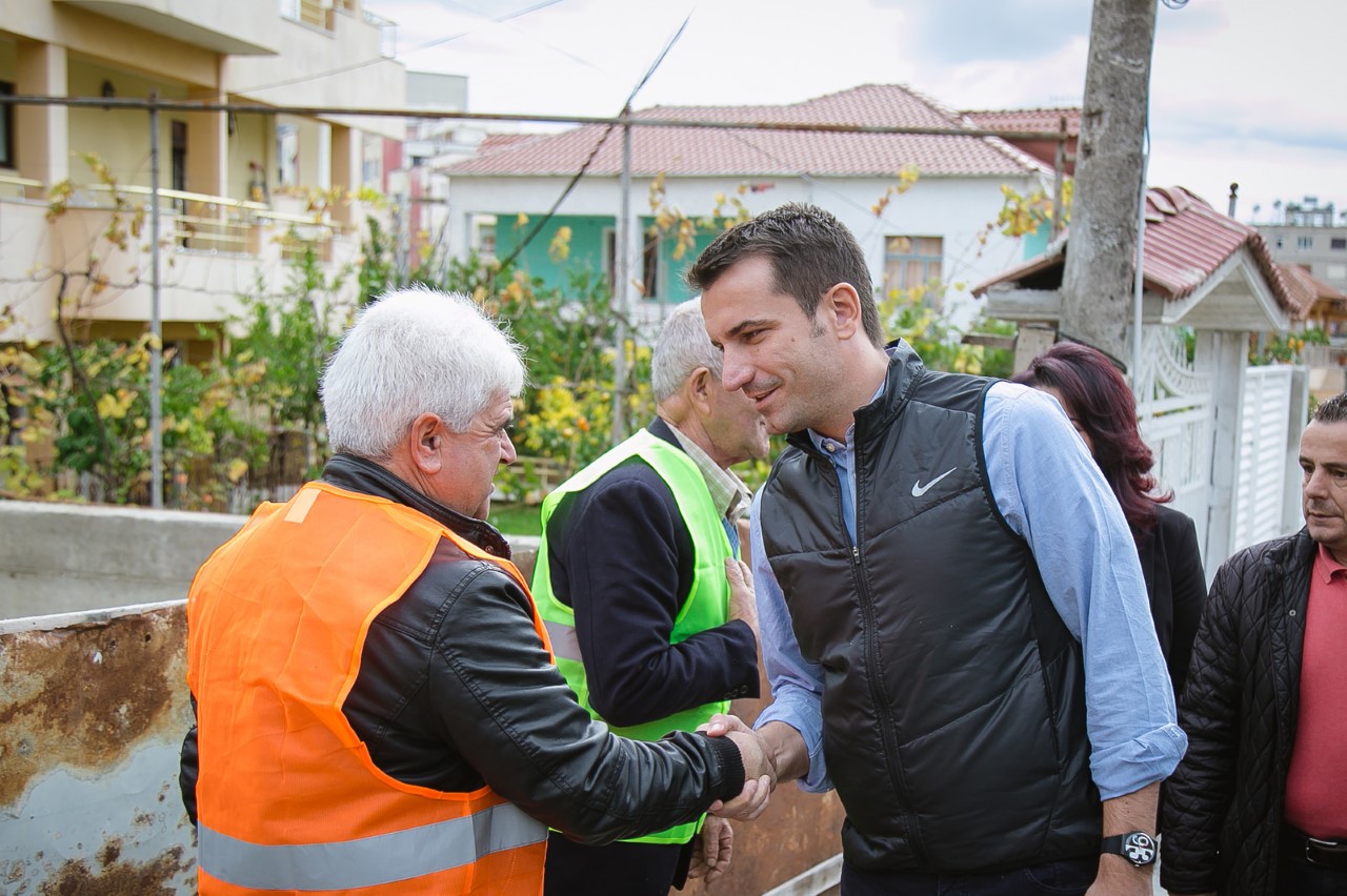 FOTO GALERI/ Shembja e 150 banesave, banorët e  Shkozës injorojnë dhe braktisin vizitën e Eriont Veliaj dhe Elona Gjebreas