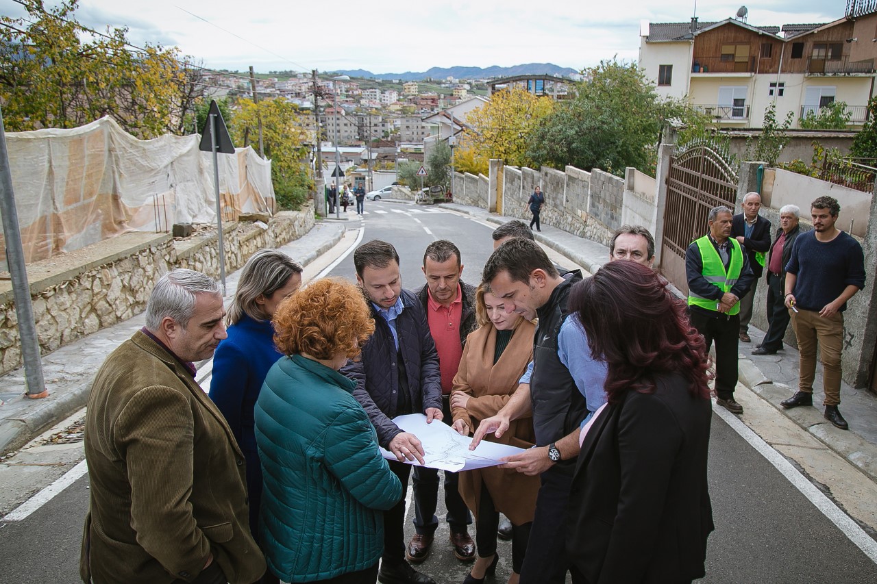 FOTO GALERI/ Shembja e 150 banesave, banorët e  Shkozës injorojnë dhe braktisin vizitën e Eriont Veliaj dhe Elona Gjebreas