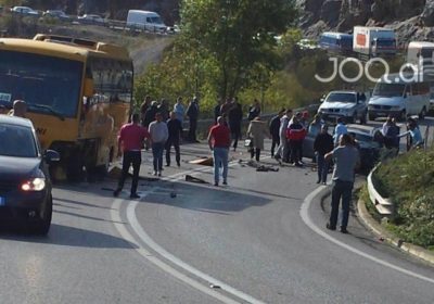 Aksident i rëndë në Librazhd, personat që udhëtonin “bllokohen” brenda mjetit