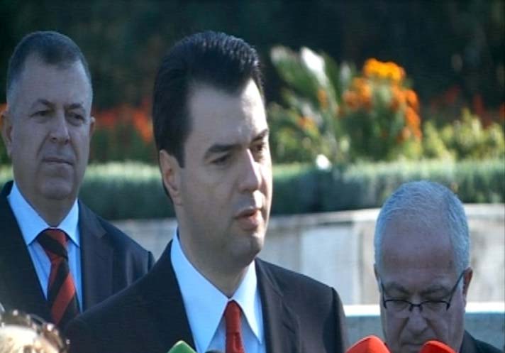 VIDEOLAJM/ Kryedemokrati Lulzim Basha kryen homazhe në nderim të dëshmorëve të Atdheut