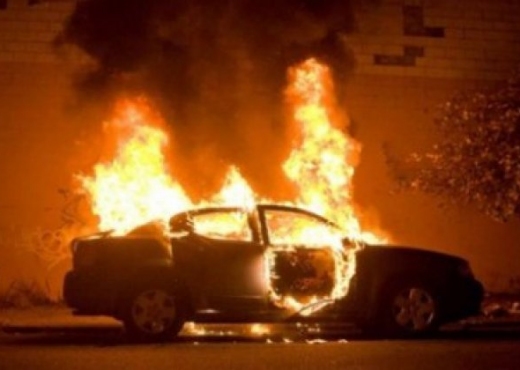 Vlorë, makinës së oficerit të policisë i vihet zjarri