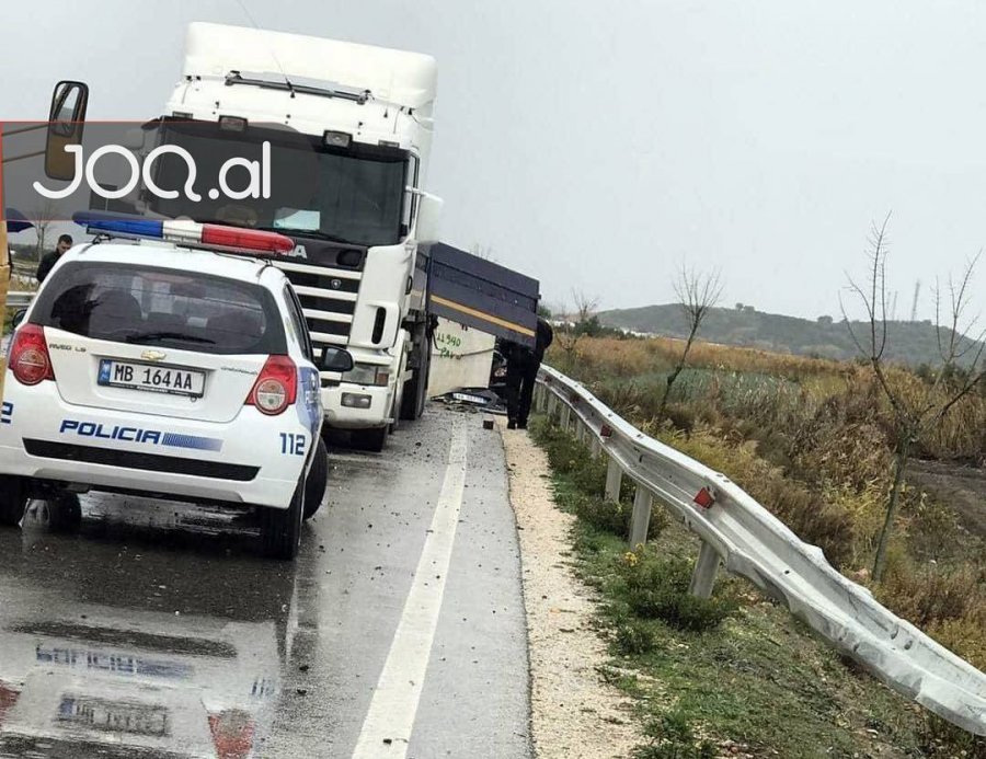FOTO/ Në aksin Lushnje-Berat pllaka gjigande e mermerit zë poshtë makinën me 4 persona
