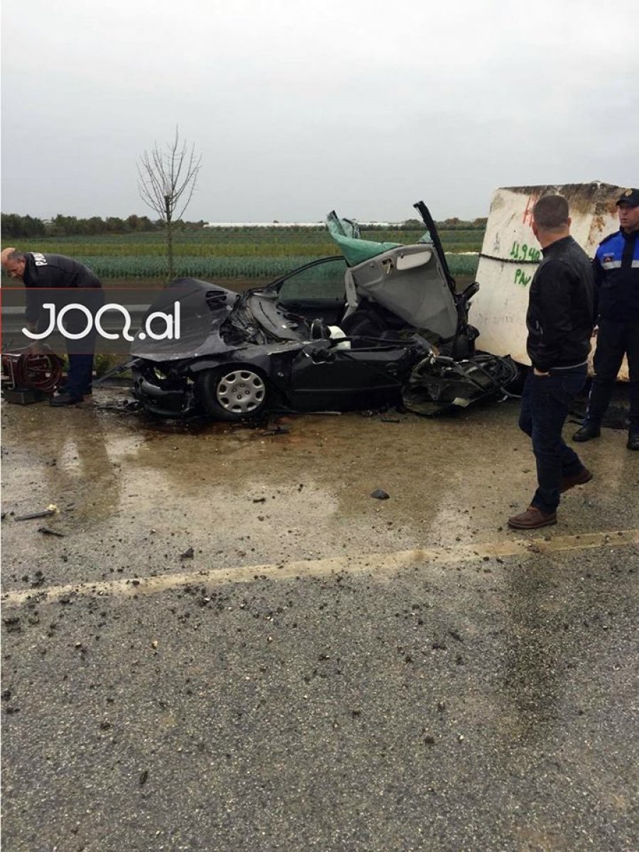 FOTO/ Në aksin Lushnje-Berat pllaka gjigande e mermerit zë poshtë makinën me 4 persona