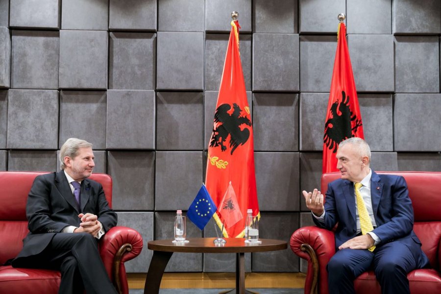 FOTO/ Komisioneri Hahn takon Presidentin Ilir Meta, ja çfarë biseduan