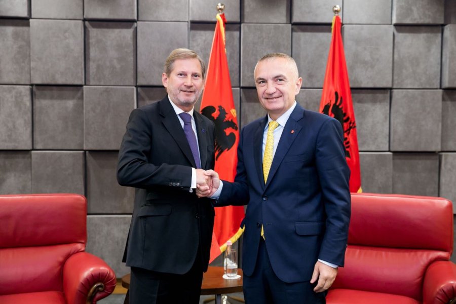 FOTO/ Komisioneri Hahn takon Presidentin Ilir Meta, ja çfarë biseduan
