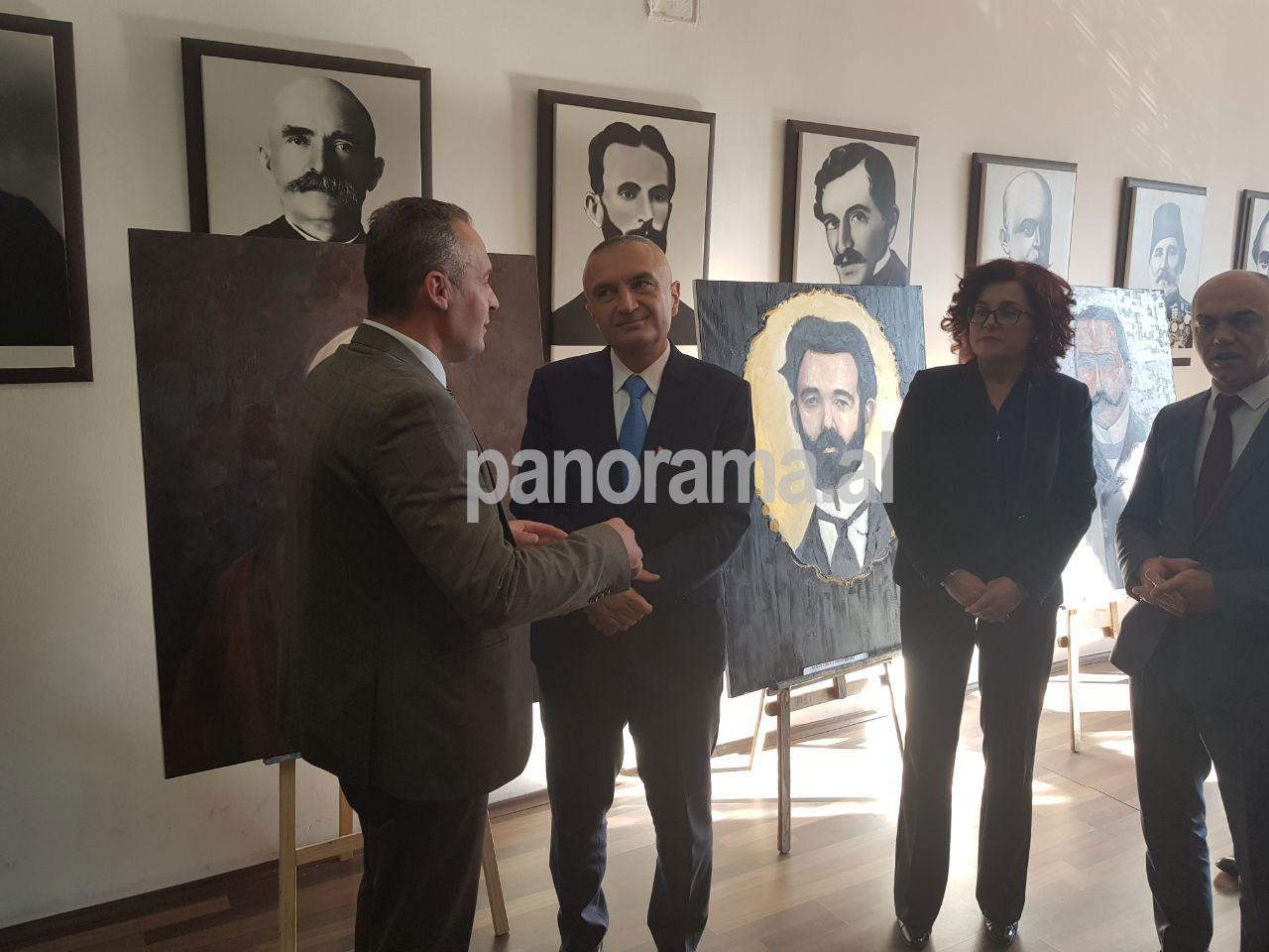 FOTO GALERI/ Shqiptarët e Maqedonisë surprizojnë Presidentin Meta gjatë vizitës në Manastir